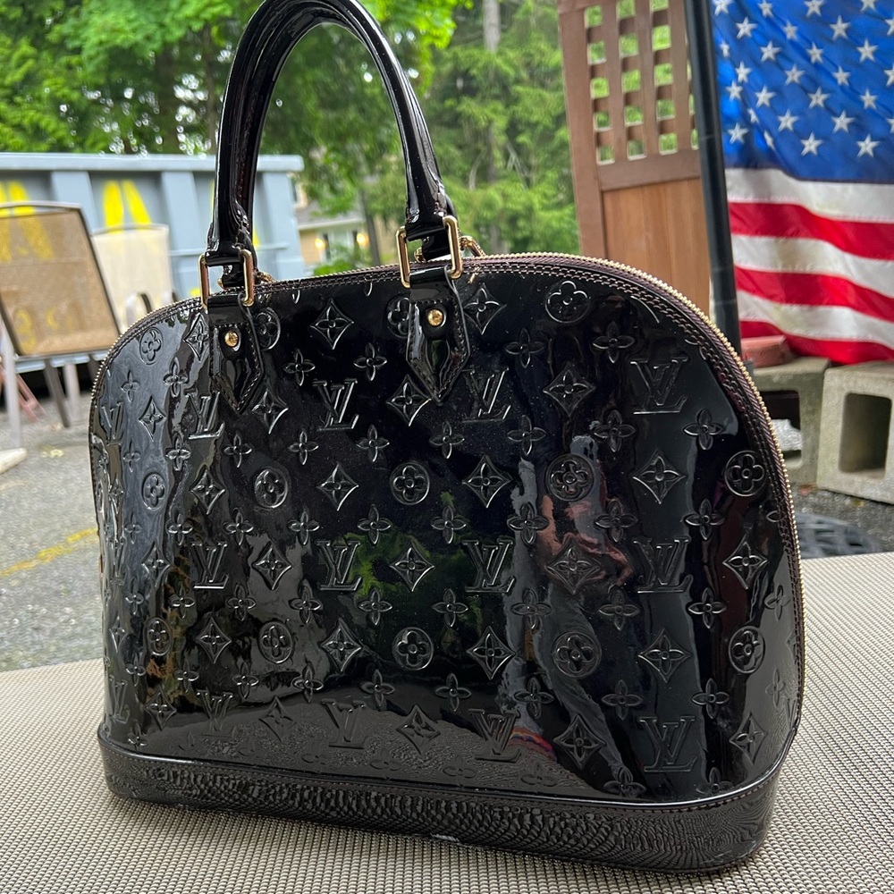 Unauthentic Louis Vuitton Monogram Purse